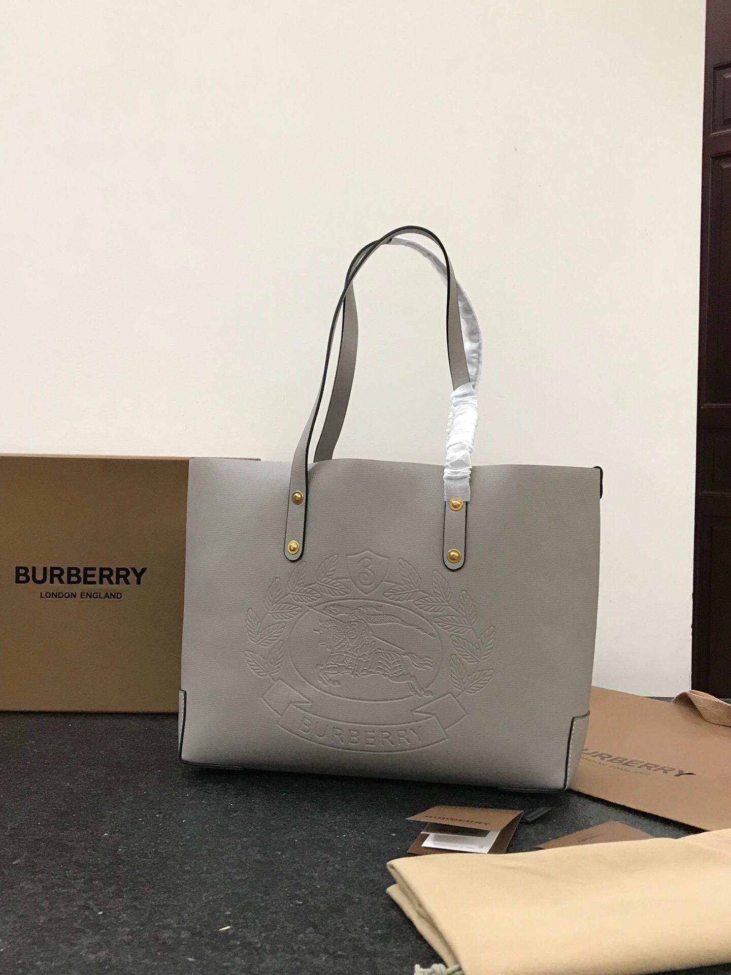 [BURBERRY] 엠보로고 쇼퍼백