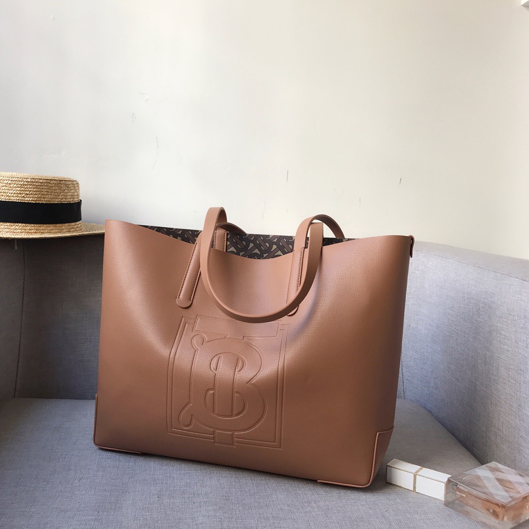 [BURBERRY] TB 엠보싱 모티프 토트백