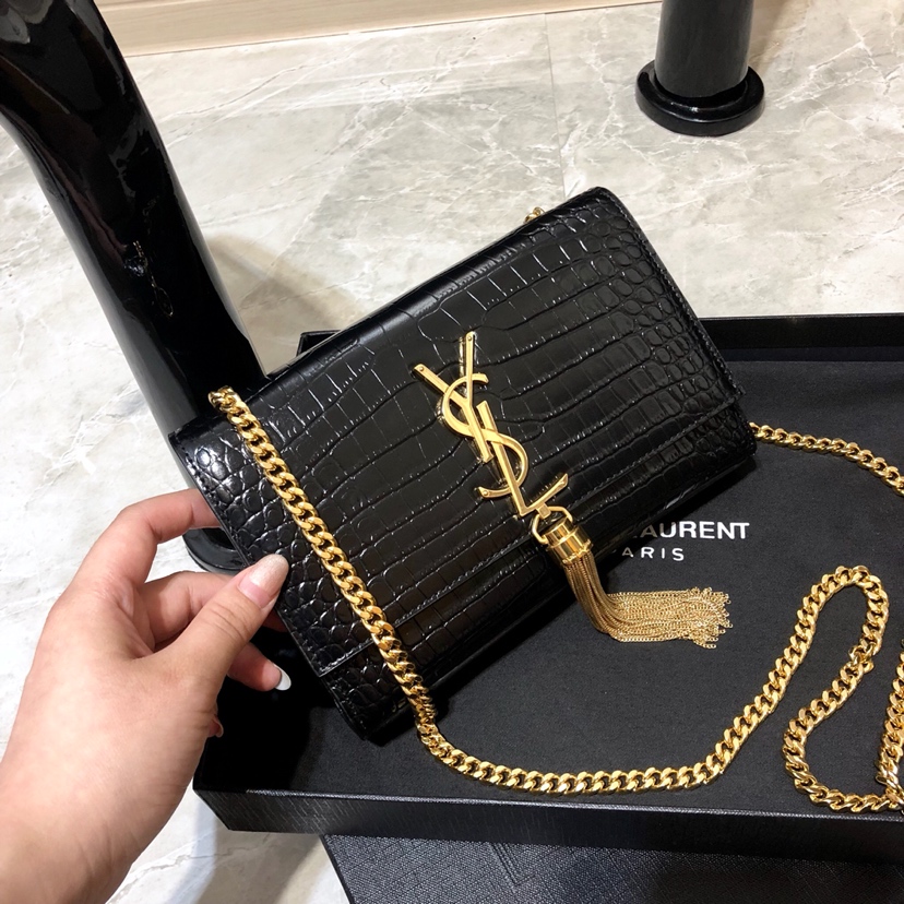 [YSL] 크로커다일 엠보스드 스몰 케이트 태슬 사첼백