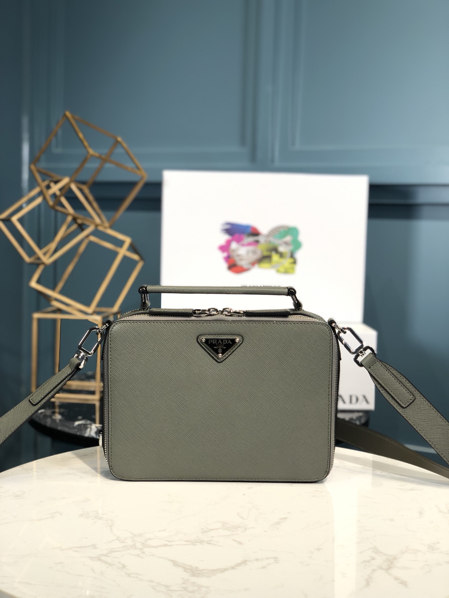 [PRADA] 브리크 사피아노 가죽 크로스바디백