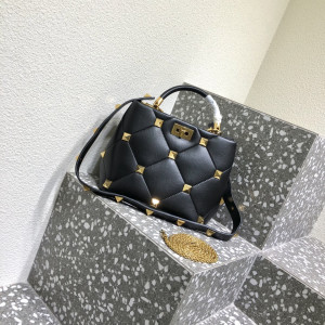 [VLTN] 미듐 로만 스터드 탑 핸들백