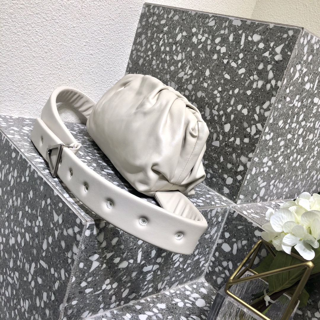 [BOTTEGA] 바디 파우치 백