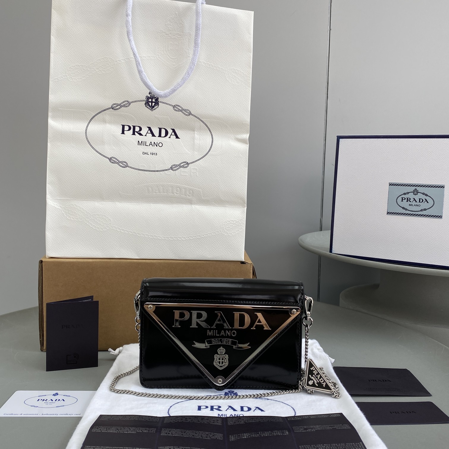 [PRADA/SA급] 브러시드 가죽 맥시 트라이앵글 로고 체인 숄더백