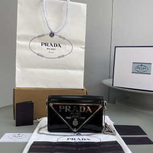 [PRADA/SA급] 브러시드 가죽 맥시 트라이앵글 로고 체인 숄더백