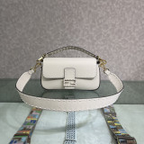[FENDI] 플 그레인 가죽 바게트 미디엄