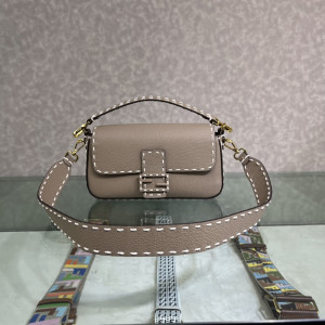 [FENDI] 플 그레인 가죽 바게트 미디엄