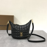 [BURBERRY] 스몰 퀼팅 램스킨 크레센트 롤라 백