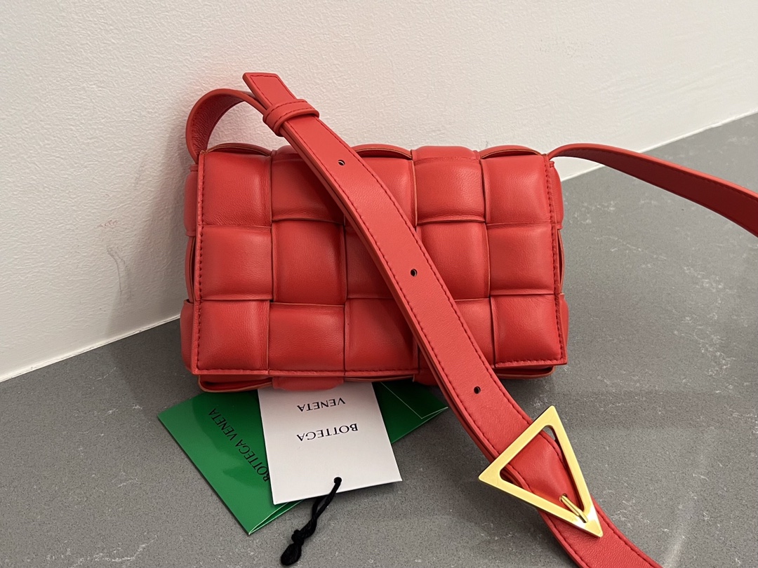 [BOTTEGA VENETA/JING] 스몰 패딩 패디드 카세트백