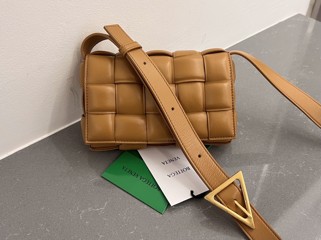 [BOTTEGA VENETA/JING] 스몰 패딩 패디드 카세트백