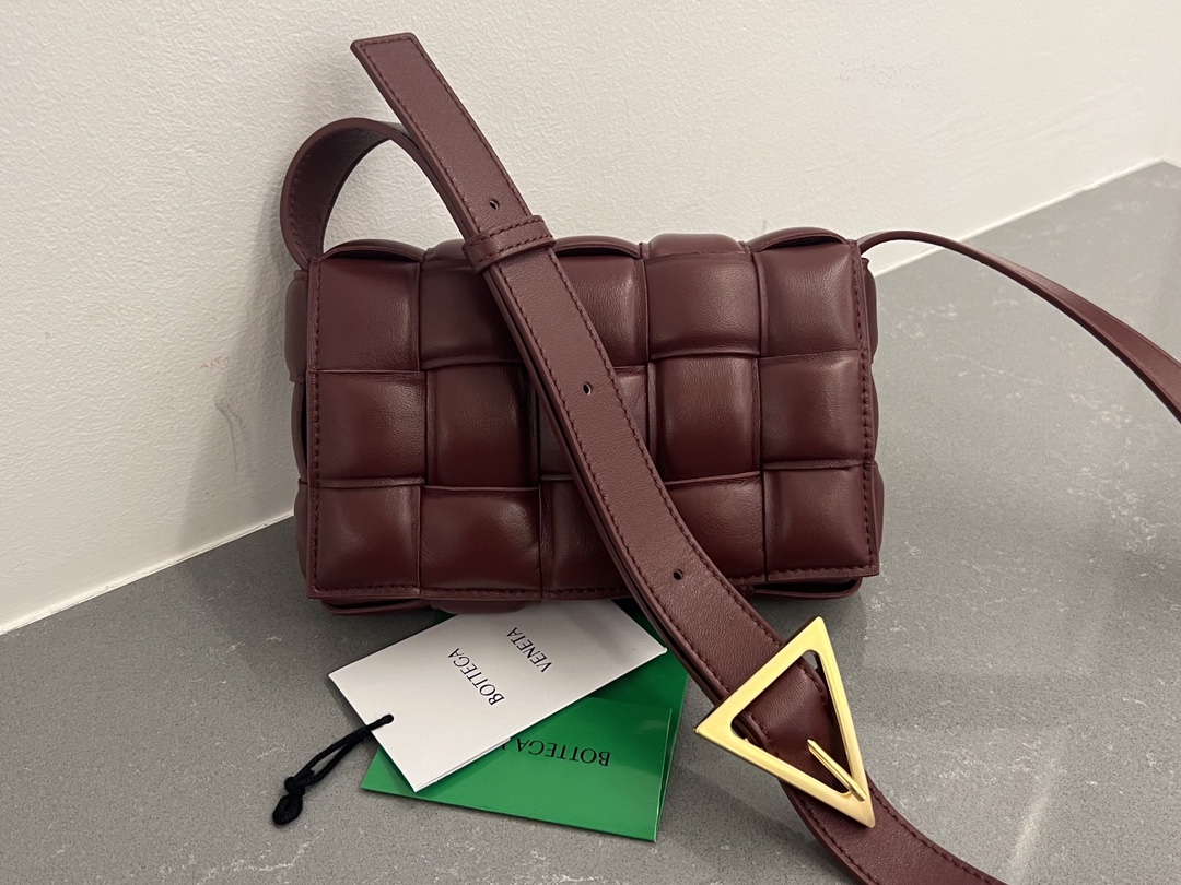 [BOTTEGA VENETA/JING] 스몰 패딩 패디드 카세트백
